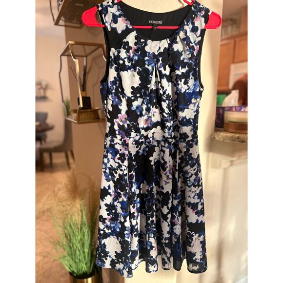 Express 8 Black White Blue Floral Sleeveless Fit and Flare Shift Mini Dress - Picture 5 of 6